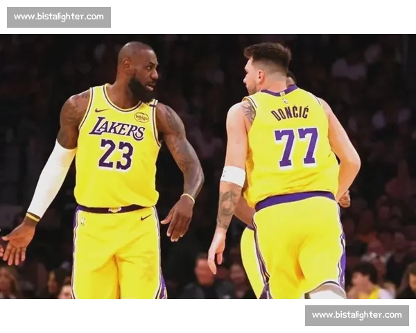 湖人勇士巅峰对决全场录像回顾关键回合与巨星表现解析精彩瞬间